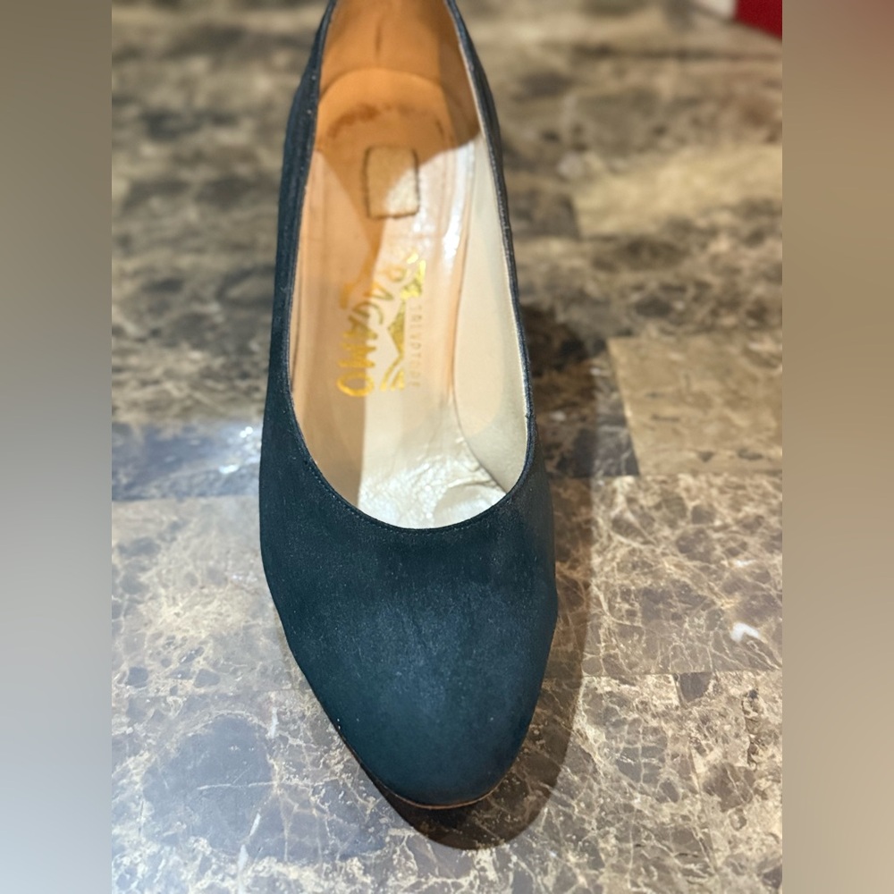 Vintage Salvatore Ferragamo. Black Suede Heels. Size 5.5. - Picture 4 of 14